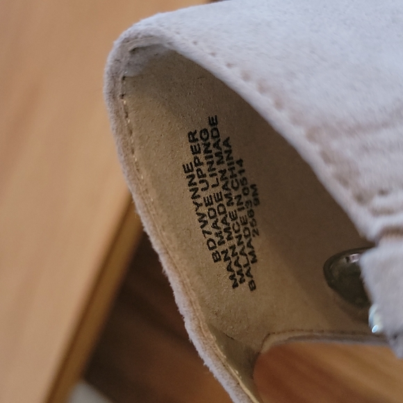 Bandolino Patent Leather and Suede T -Strap Wedge - NWOT - Picture 5 of 7